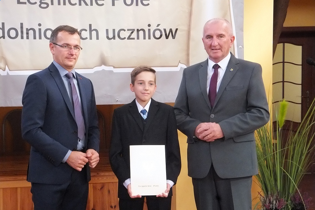 Wójt Henryk Babuśka wręczył stypendia gminnym prymusom