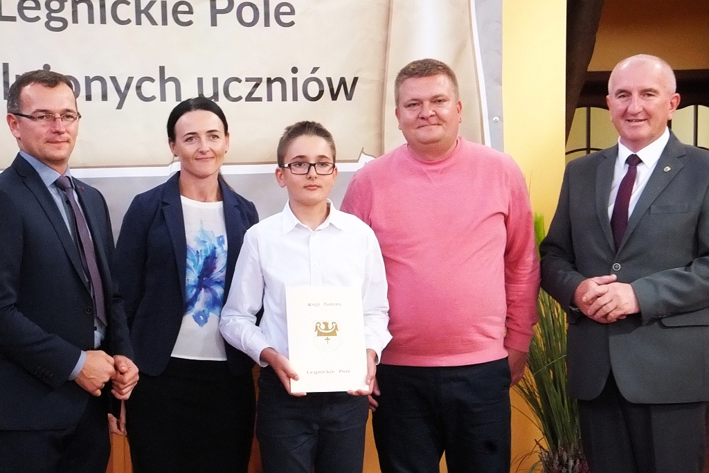 Wójt Henryk Babuśka wręczył stypendia gminnym prymusom