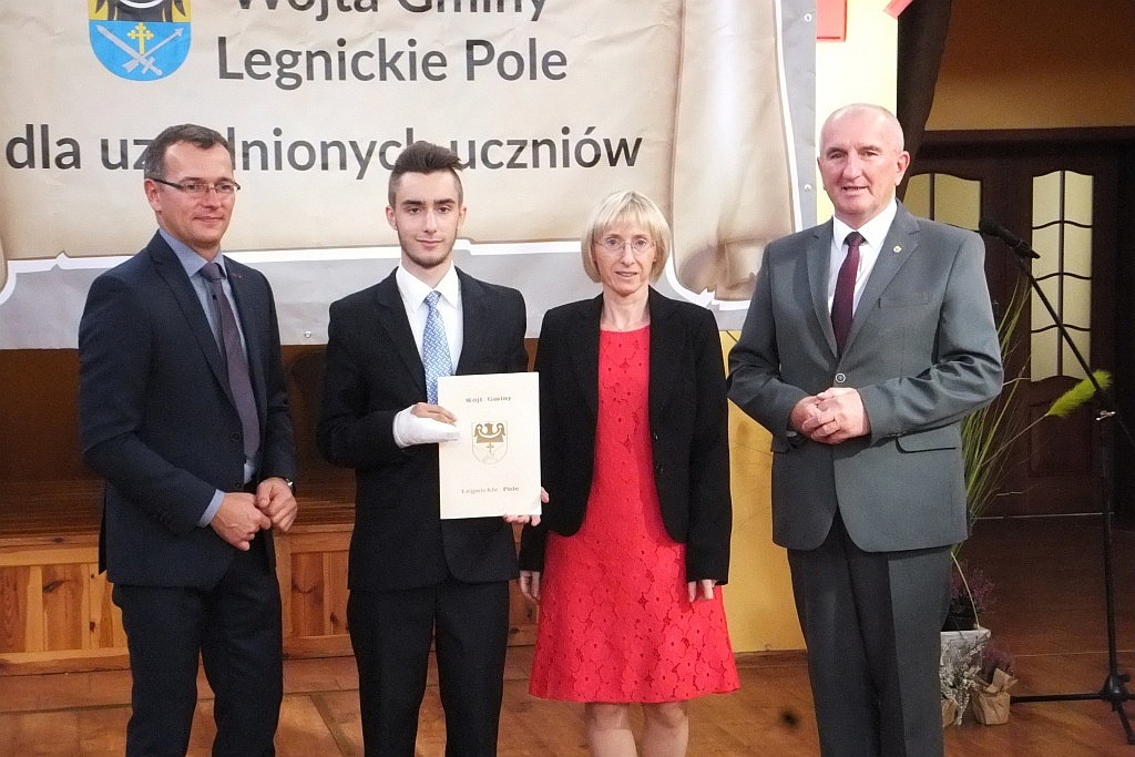 Wójt Henryk Babuśka wręczył stypendia gminnym prymusom