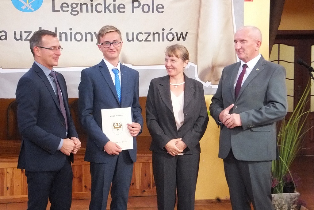 Wójt Henryk Babuśka wręczył stypendia gminnym prymusom