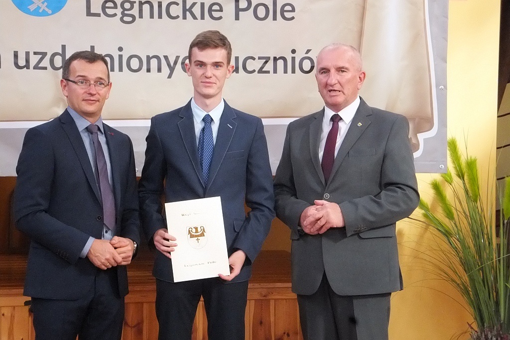 Wójt Henryk Babuśka wręczył stypendia gminnym prymusom
