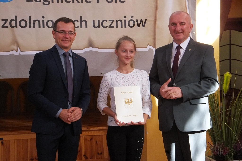 Wójt Henryk Babuśka wręczył stypendia gminnym prymusom