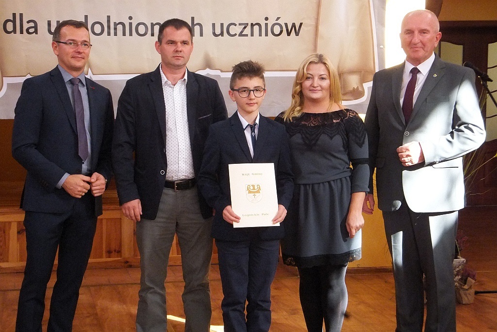 Wójt Henryk Babuśka wręczył stypendia gminnym prymusom