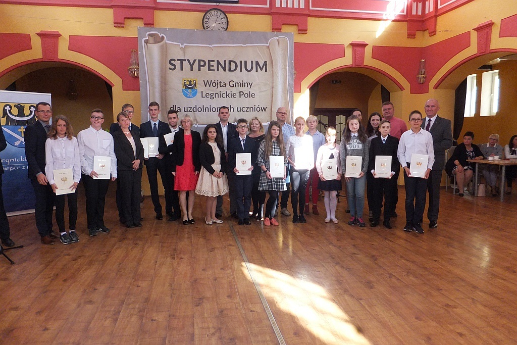 Wójt Henryk Babuśka wręczył stypendia gminnym prymusom