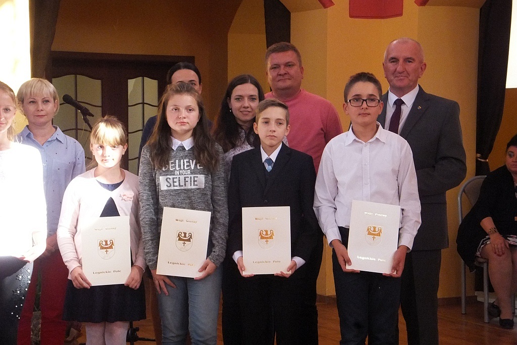 Wójt Henryk Babuśka wręczył stypendia gminnym prymusom