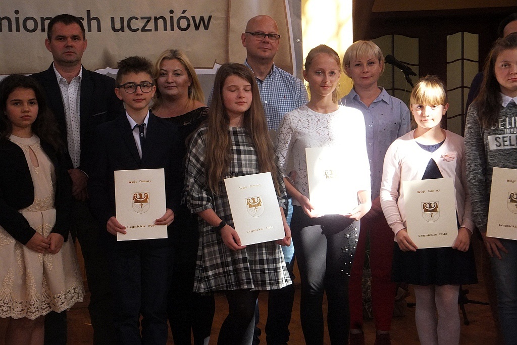Wójt Henryk Babuśka wręczył stypendia gminnym prymusom