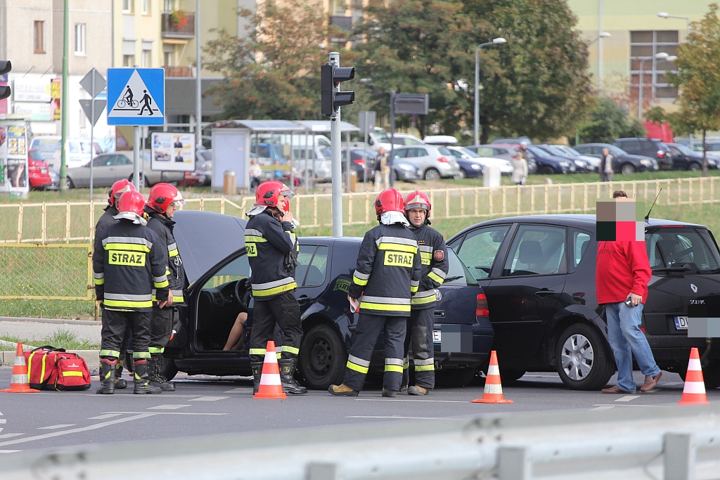 Na rondzie na Piekarach doszło do niegroźnej kolizji