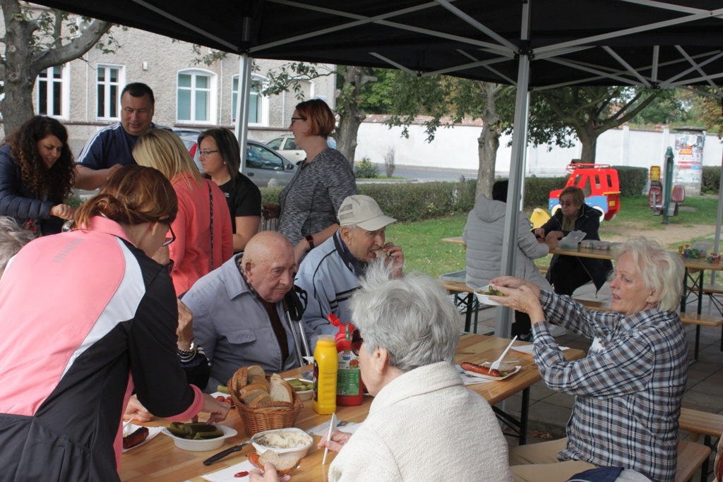Integracyjny piątek nad jeziorem w Kunicach         
