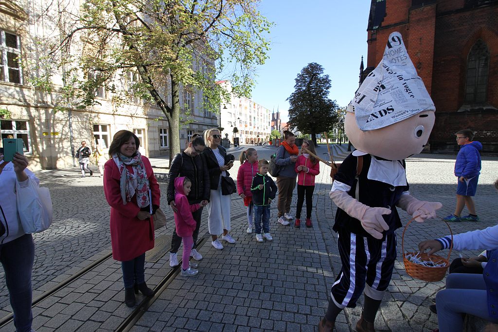 Uczestnicy wędrówek z legnickim Julkiem otrzymali certyfikaty