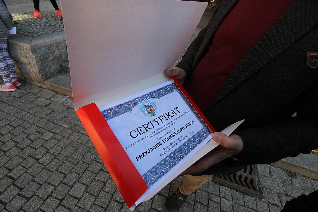Uczestnicy wędrówek z legnickim Julkiem otrzymali certyfikaty