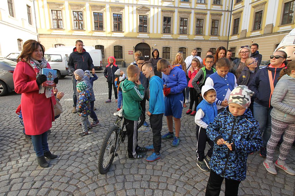 Uczestnicy wędrówek z legnickim Julkiem otrzymali certyfikaty