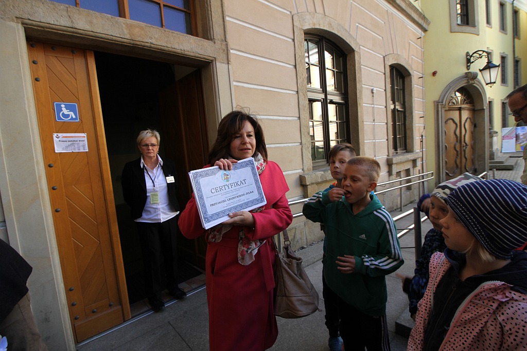 Uczestnicy wędrówek z legnickim Julkiem otrzymali certyfikaty