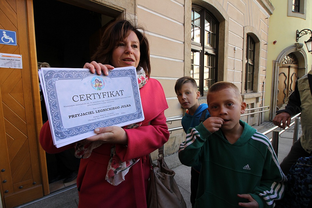 Uczestnicy wędrówek z legnickim Julkiem otrzymali certyfikaty
