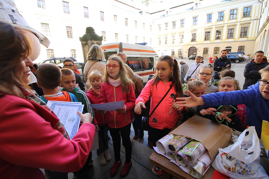 Uczestnicy wędrówek z legnickim Julkiem otrzymali certyfikaty