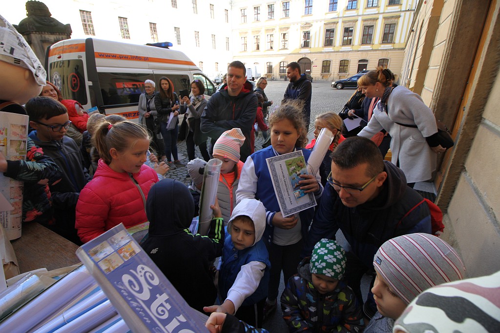 Uczestnicy wędrówek z legnickim Julkiem otrzymali certyfikaty