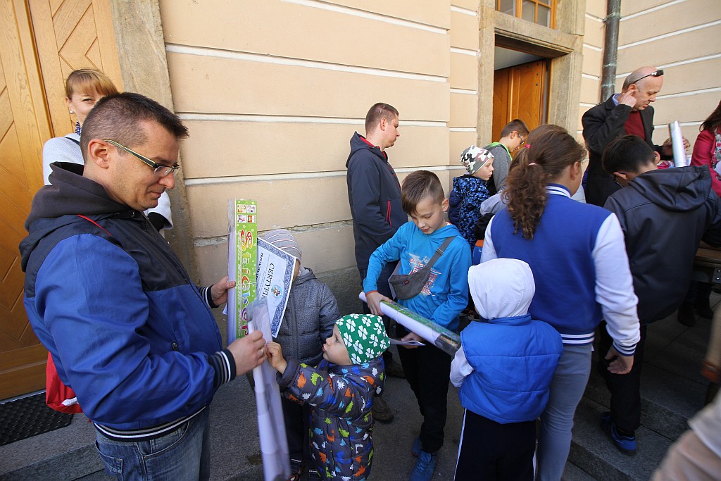 Uczestnicy wędrówek z legnickim Julkiem otrzymali certyfikaty