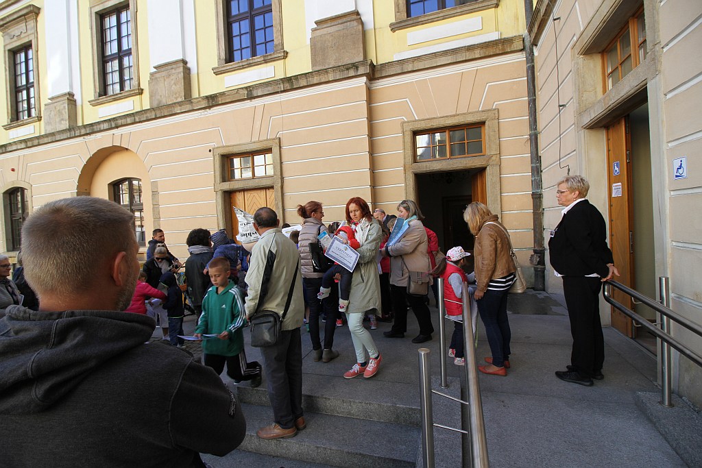 Uczestnicy wędrówek z legnickim Julkiem otrzymali certyfikaty