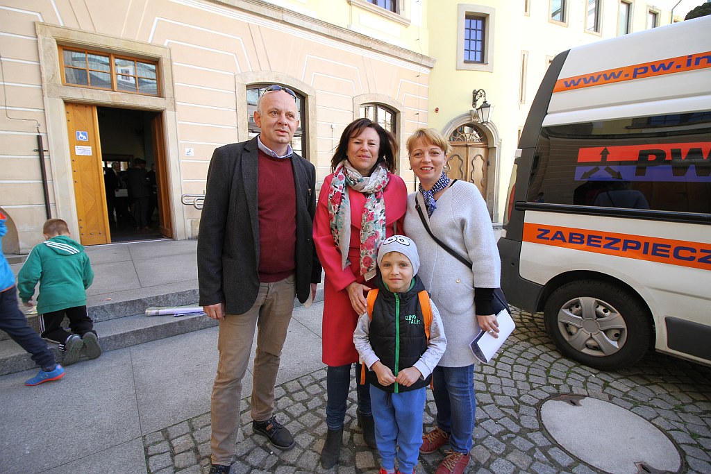 Uczestnicy wędrówek z legnickim Julkiem otrzymali certyfikaty