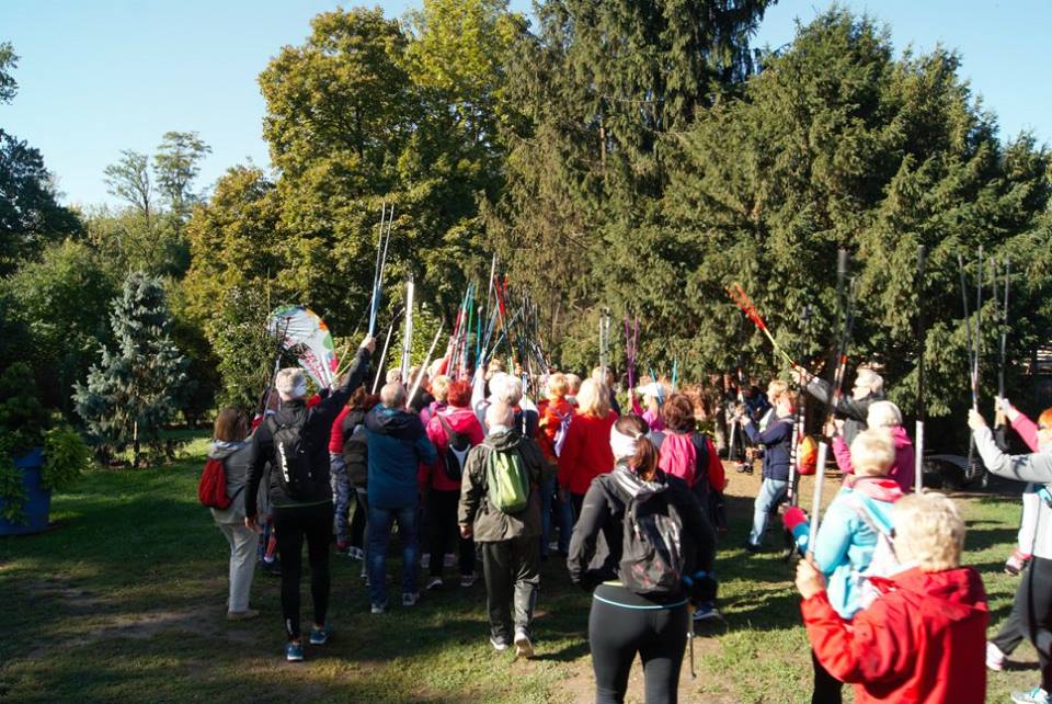 Osiemdziesiąt osób na jesiennym rajdzie nordic walking