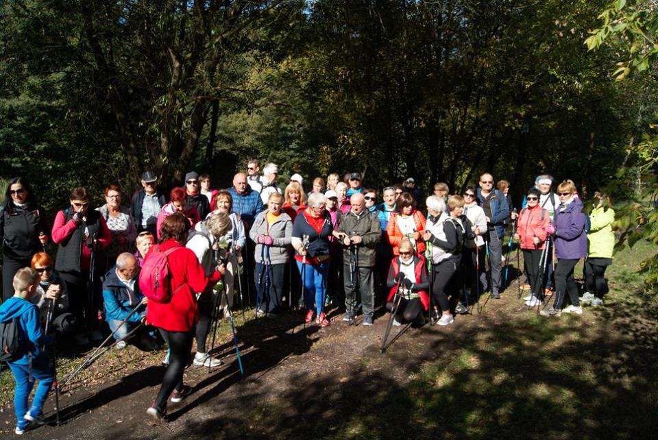 Osiemdziesiąt osób na jesiennym rajdzie nordic walking