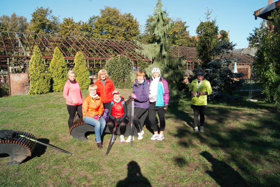 Osiemdziesiąt osób na jesiennym rajdzie nordic walking