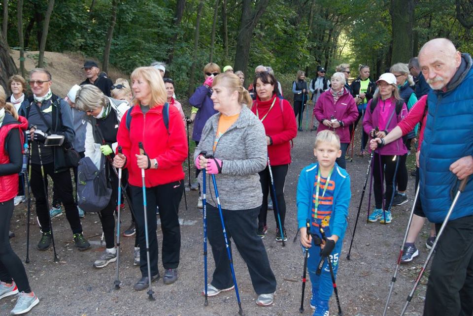 Osiemdziesiąt osób na jesiennym rajdzie nordic walking
