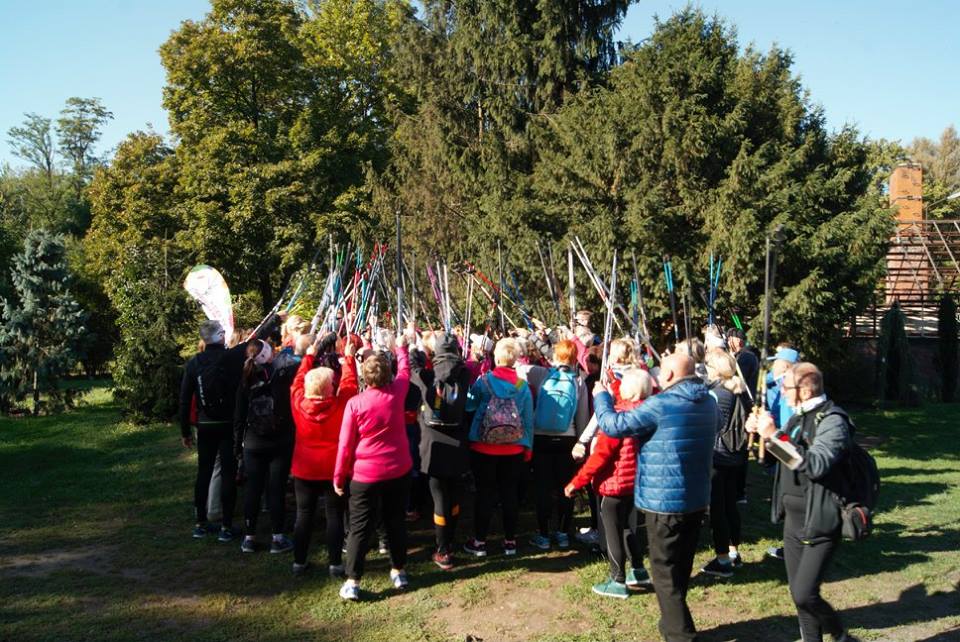 Osiemdziesiąt osób na jesiennym rajdzie nordic walking