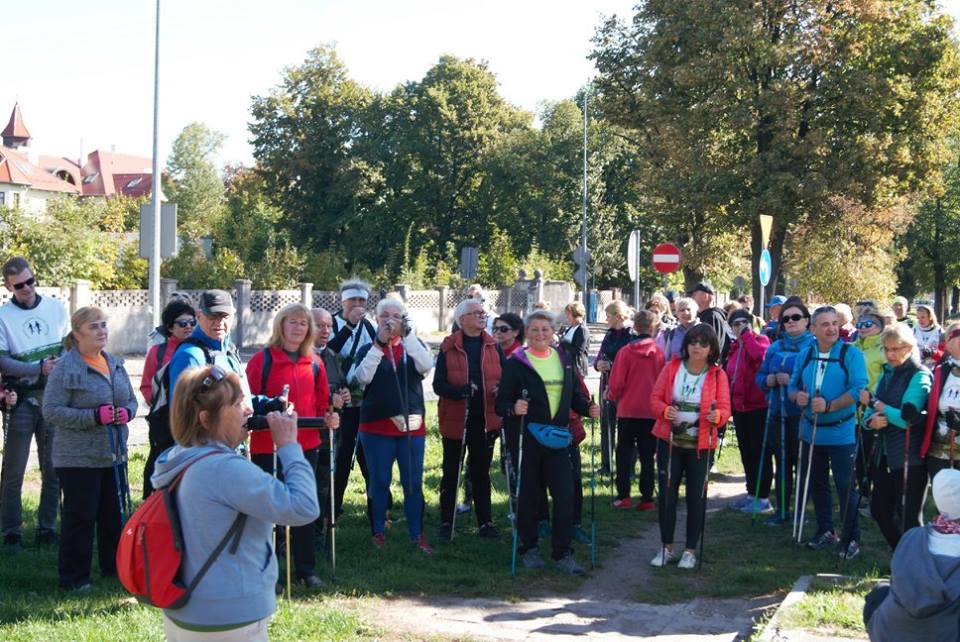 Osiemdziesiąt osób na jesiennym rajdzie nordic walking