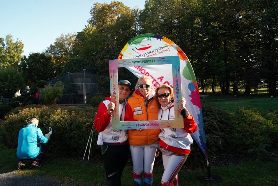 Osiemdziesiąt osób na jesiennym rajdzie nordic walking