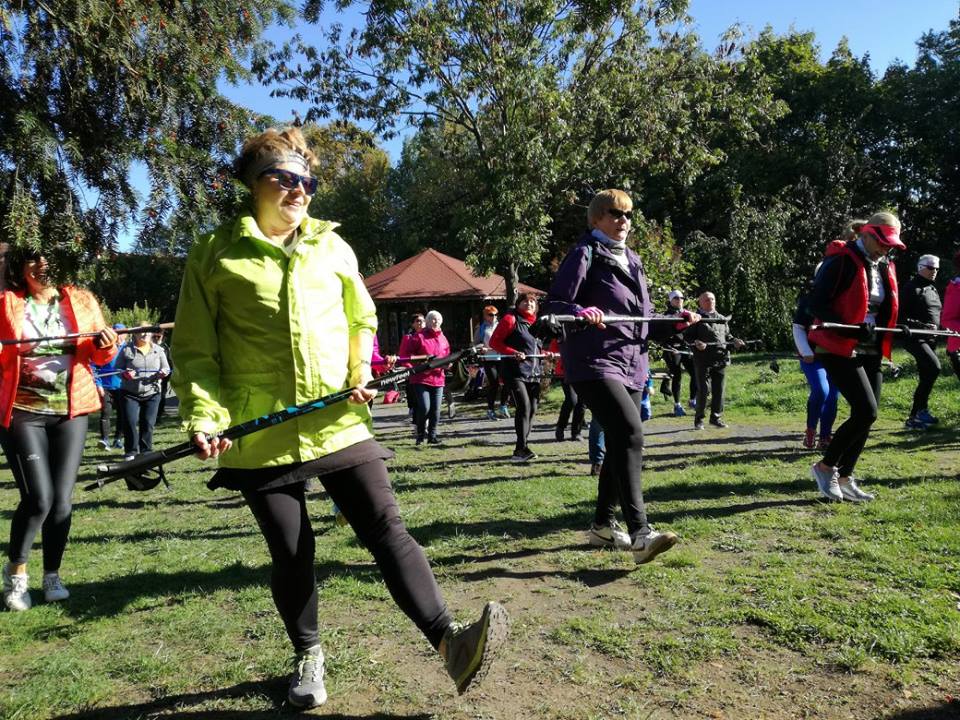 Osiemdziesiąt osób na jesiennym rajdzie nordic walking