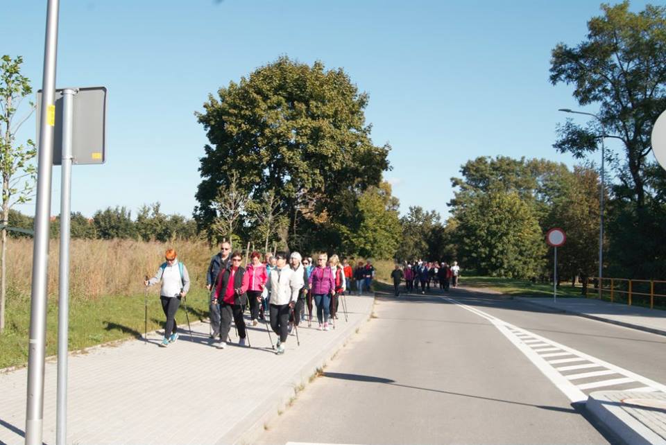 Osiemdziesiąt osób na jesiennym rajdzie nordic walking