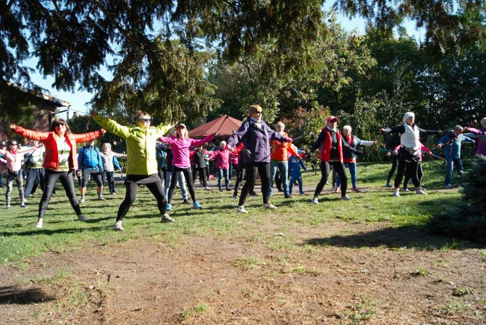 Osiemdziesiąt osób na jesiennym rajdzie nordic walking
