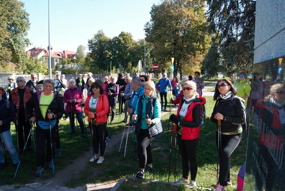 Osiemdziesiąt osób na jesiennym rajdzie nordic walking