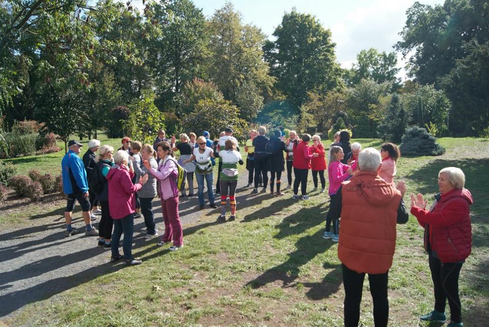 Osiemdziesiąt osób na jesiennym rajdzie nordic walking