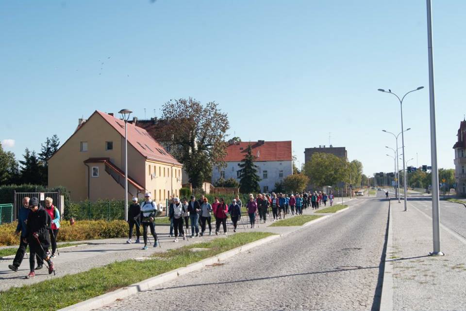 Osiemdziesiąt osób na jesiennym rajdzie nordic walking
