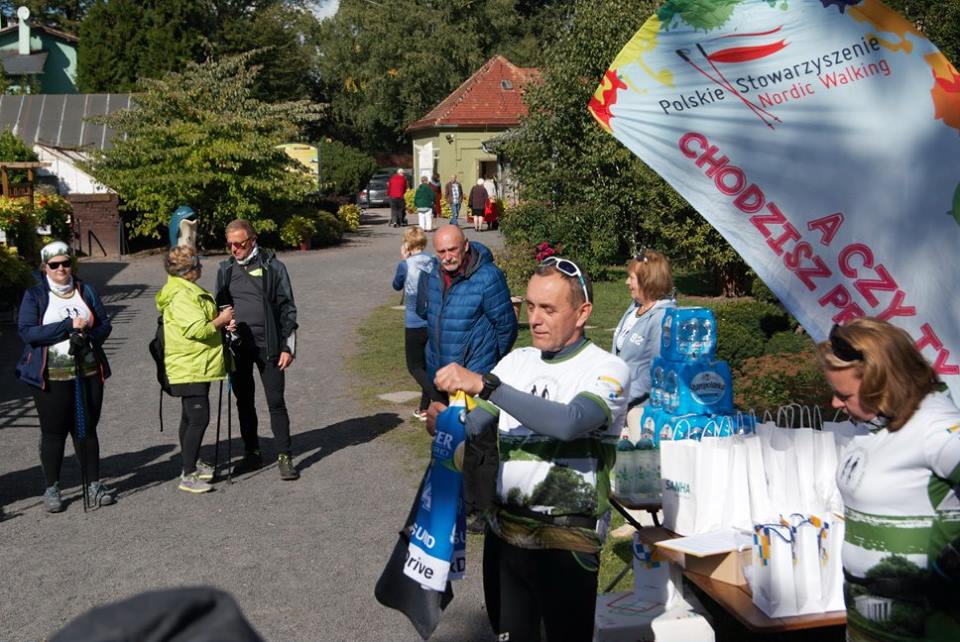 Osiemdziesiąt osób na jesiennym rajdzie nordic walking