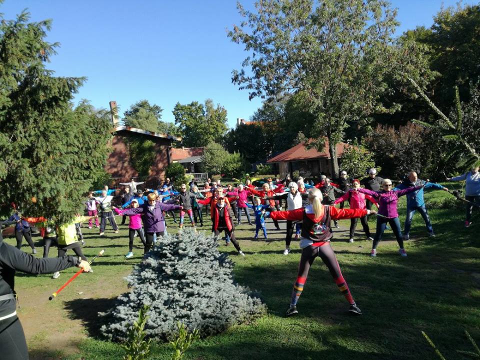 Osiemdziesiąt osób na jesiennym rajdzie nordic walking
