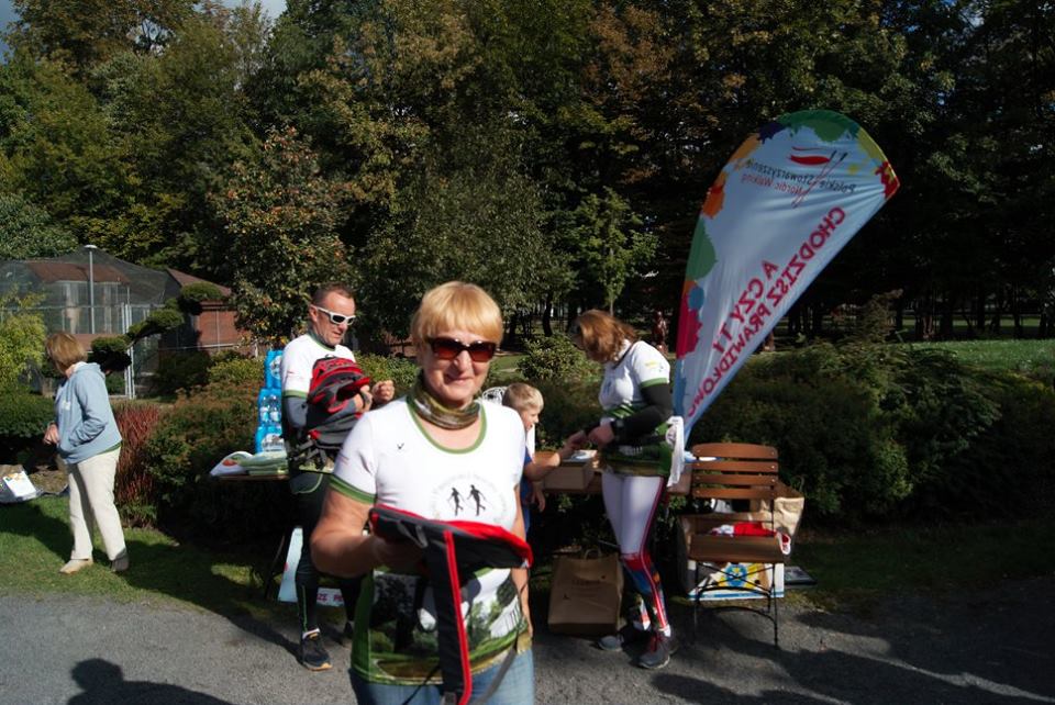 Osiemdziesiąt osób na jesiennym rajdzie nordic walking