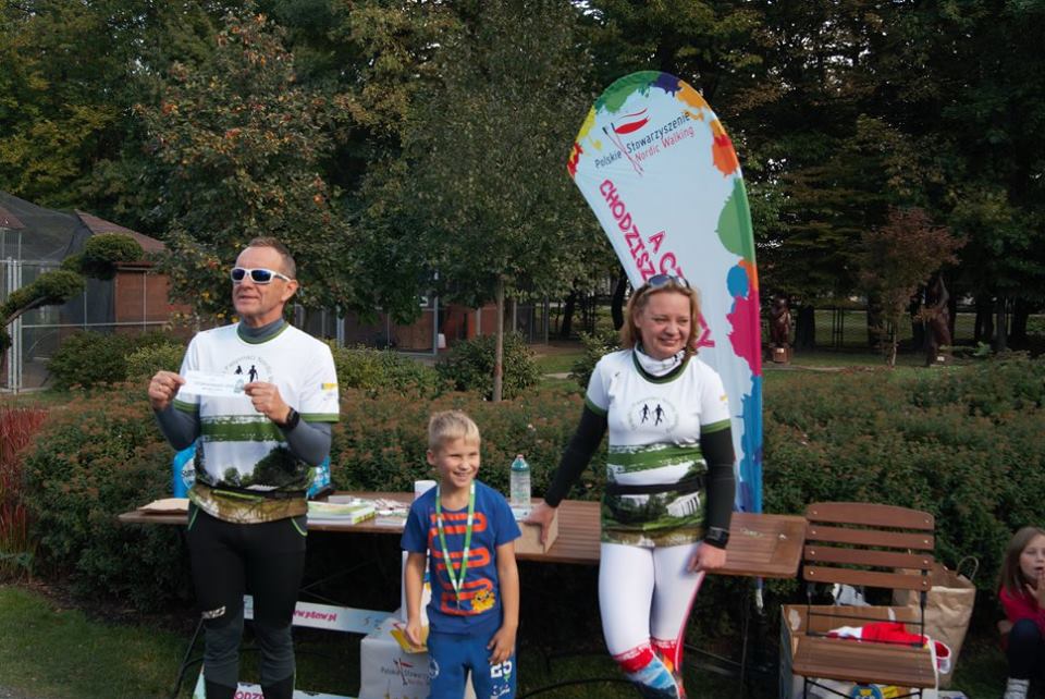 Osiemdziesiąt osób na jesiennym rajdzie nordic walking