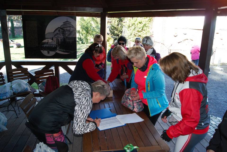 Osiemdziesiąt osób na jesiennym rajdzie nordic walking