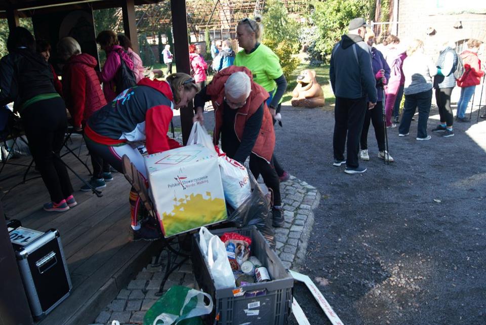Osiemdziesiąt osób na jesiennym rajdzie nordic walking