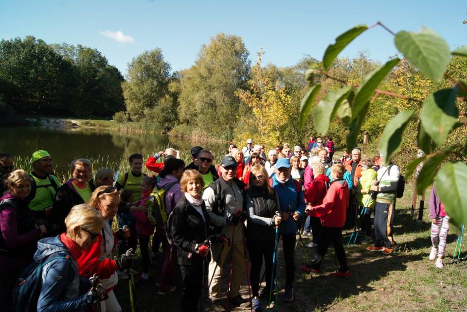Osiemdziesiąt osób na jesiennym rajdzie nordic walking