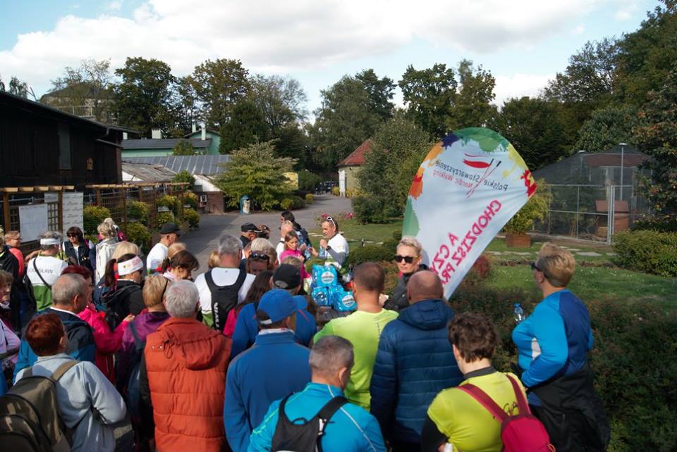 Osiemdziesiąt osób na jesiennym rajdzie nordic walking