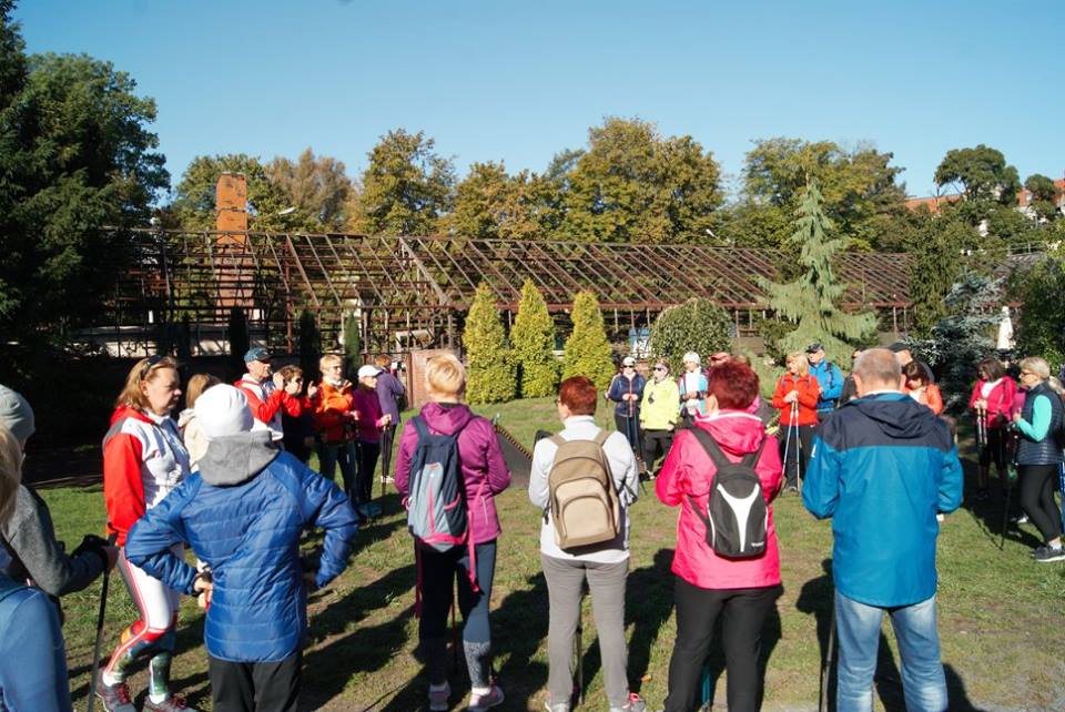 Osiemdziesiąt osób na jesiennym rajdzie nordic walking