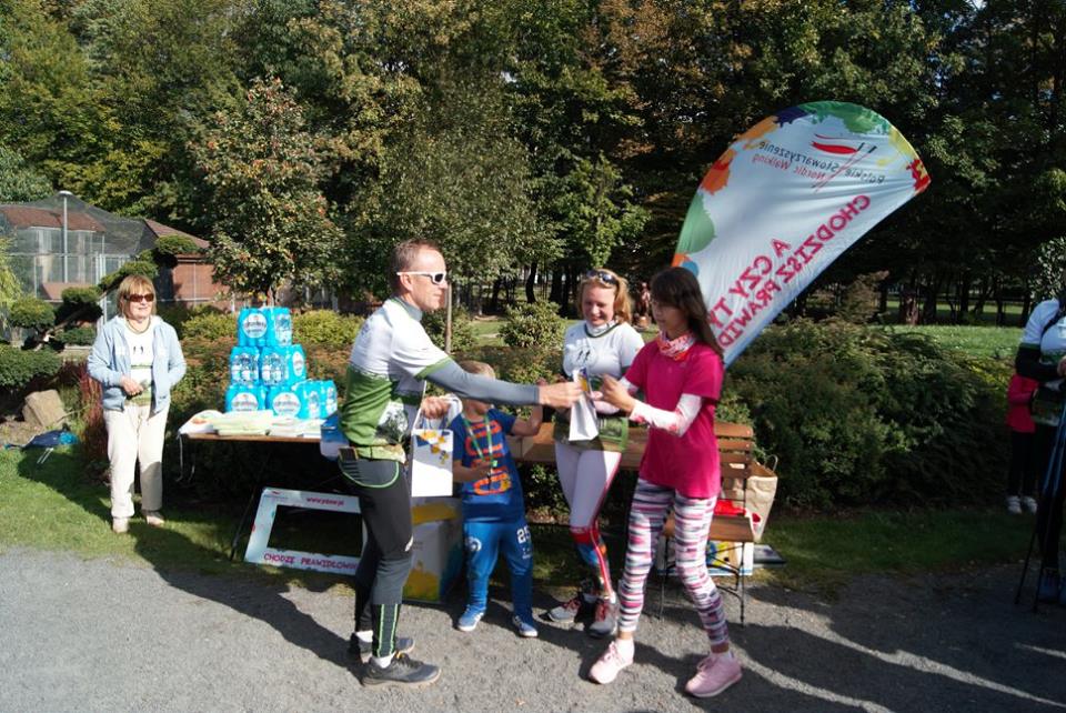 Osiemdziesiąt osób na jesiennym rajdzie nordic walking