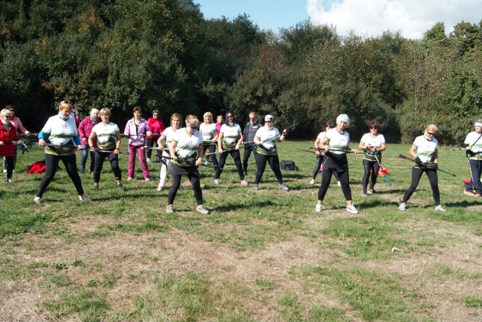 Osiemdziesiąt osób na jesiennym rajdzie nordic walking