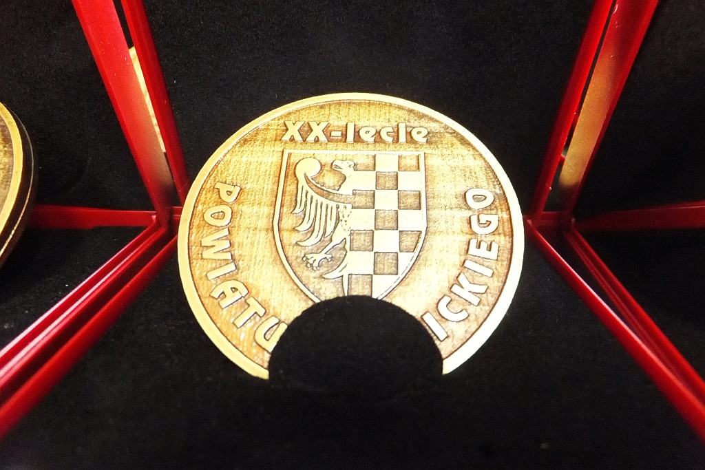 Pracownicy starostwa uhonorowani pamiątkowymi medalami