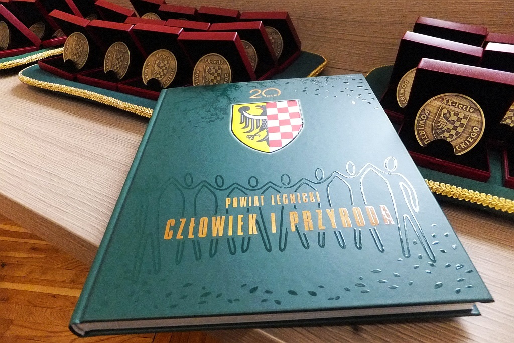 Pracownicy starostwa uhonorowani pamiątkowymi medalami