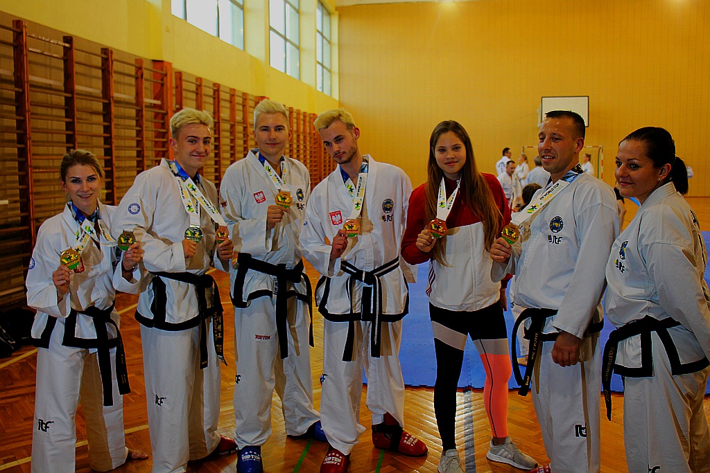 Legniccy taekwondocy pokazali swoje pucharowe trofea