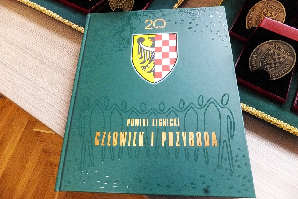 Pracownicy starostwa uhonorowani pamiątkowymi medalami